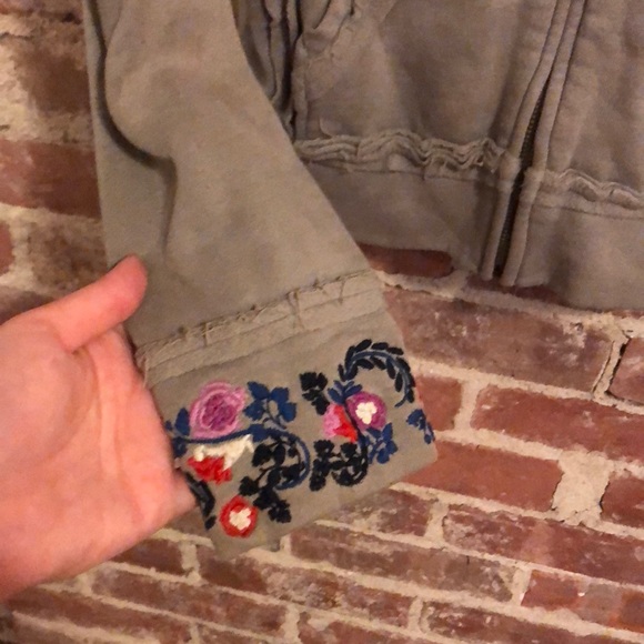 Reef Zip-Up w/ Floral Embroidery - Picture 4 of 7